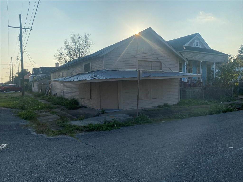 2. Single Family Homes for Sale at 5726 DAUPHINE Street 5726 DAUPHINE Street New Orleans, Louisiana 70117 United States