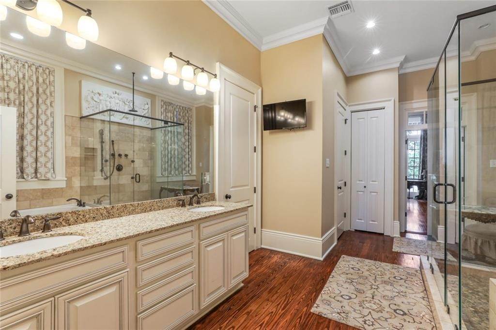 20. Single Family Homes for Sale at 924 ORLEANS Avenue 924 ORLEANS Avenue New Orleans, Louisiana 70116 United States