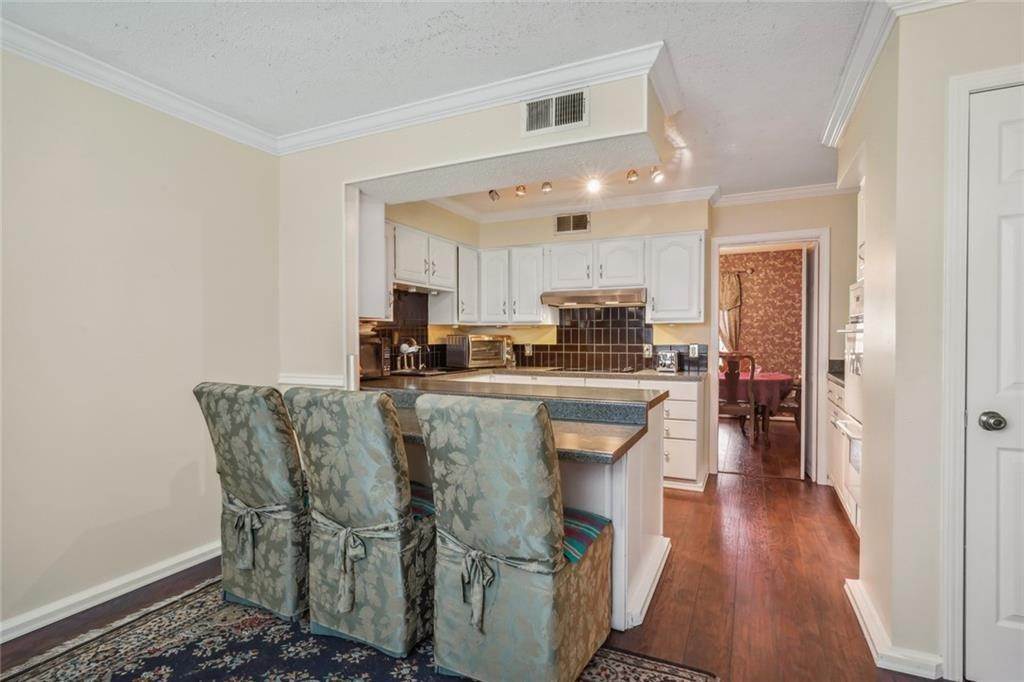 14. Single Family Homes for Sale at 4504 CARTHAGE Street 4504 CARTHAGE Street Metairie, Louisiana 70002 United States