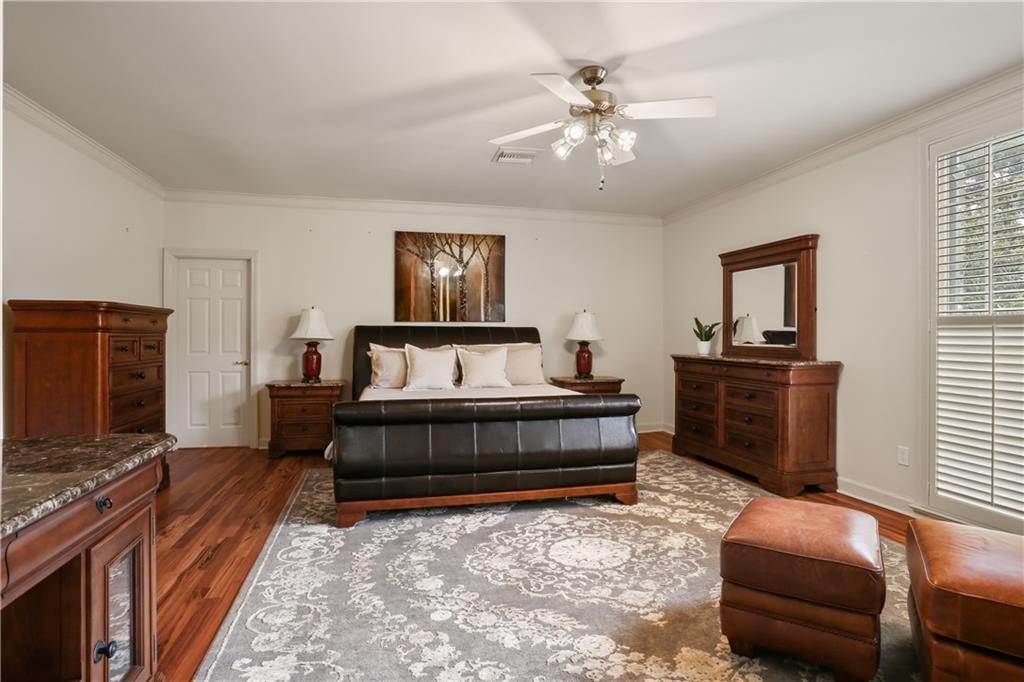18. Single Family Homes for Sale at 2601 ST CHARLES Avenue # 2601 2601 ST CHARLES Avenue # 2601 New Orleans, Louisiana 70130 United States