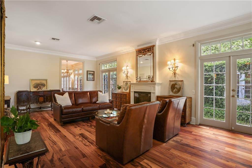 3. Single Family Homes for Sale at 2601 ST CHARLES Avenue # 2601 2601 ST CHARLES Avenue # 2601 New Orleans, Louisiana 70130 United States
