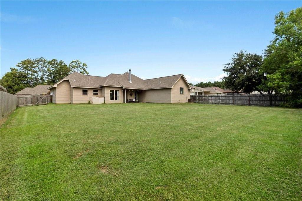 3. Single Family Homes for Sale at 224 FAIRFIELD OAKS Drive 224 FAIRFIELD OAKS Drive Madisonville, Louisiana 70447 United States
