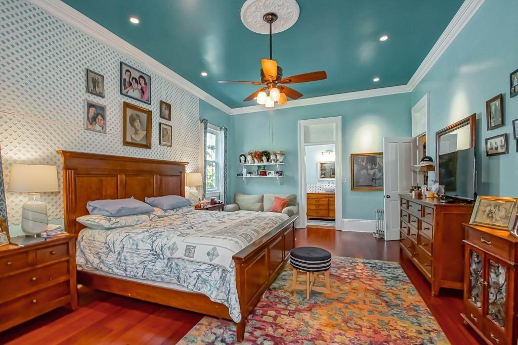 17. Single Family Homes for Sale at 270 VALLETTE Street 270 VALLETTE Street New Orleans, Louisiana 70114 United States