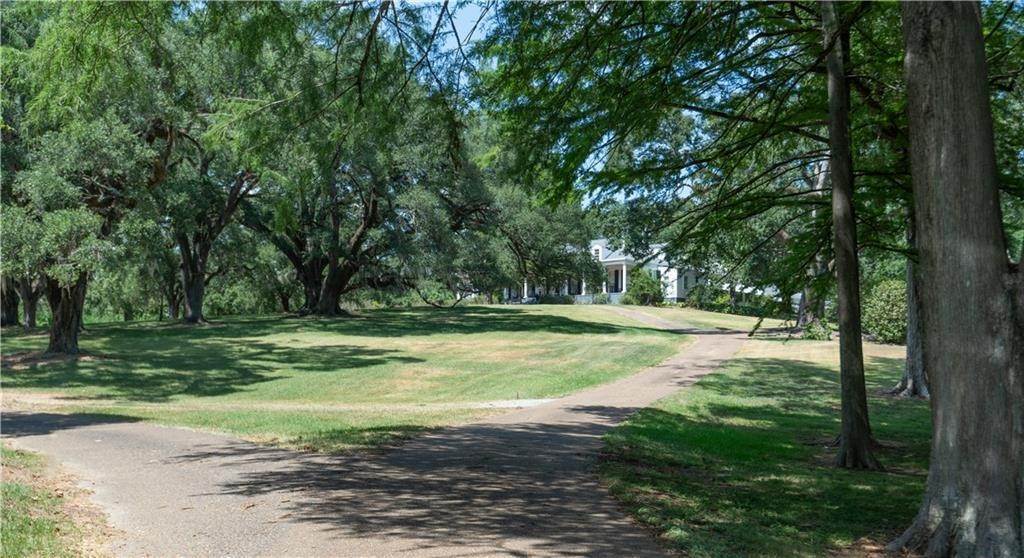 2. Single Family Homes for Sale at 131 WINCHESTER Road 131 WINCHESTER Road Natchez, Mississippi 39120 United States