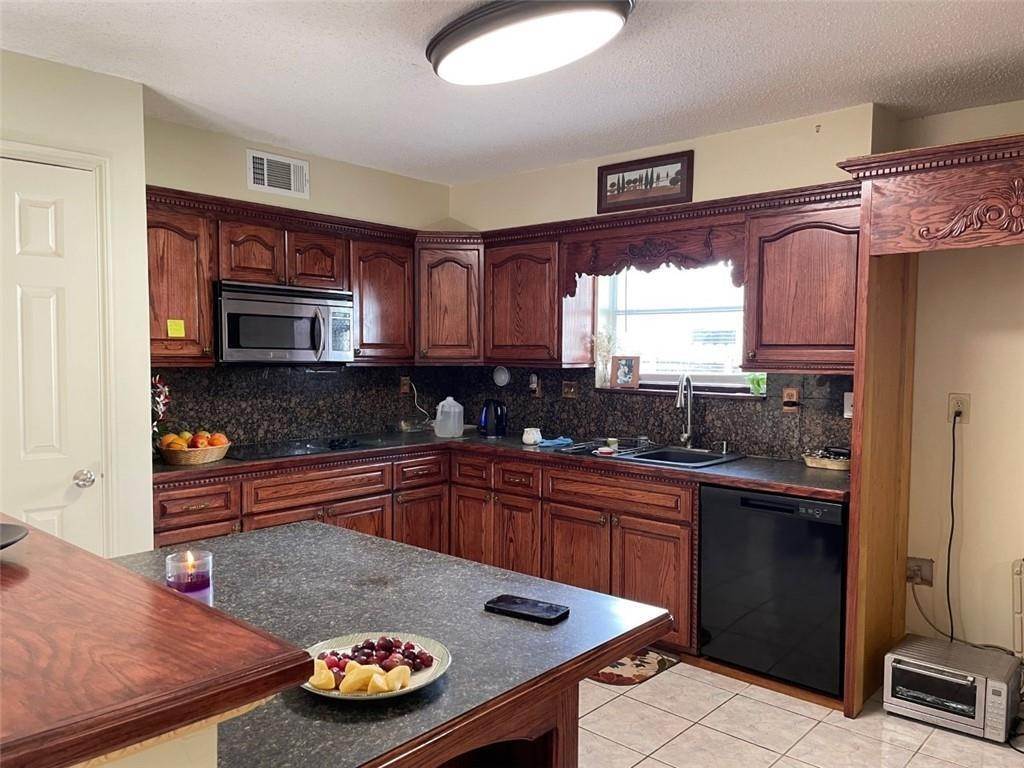 7. Single Family Homes for Sale at 935 SHAKESPEARE Court 935 SHAKESPEARE Court Slidell, Louisiana 70461 United States