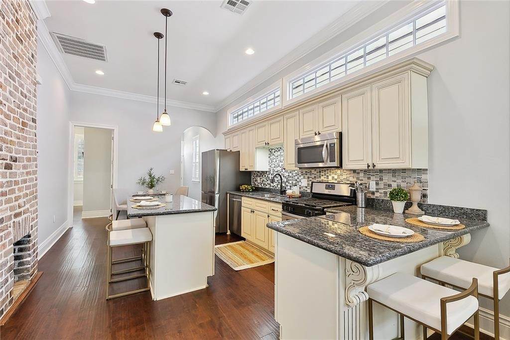 7. Single Family Homes for Sale at 2928 ORLEANS Avenue 2928 ORLEANS Avenue New Orleans, Louisiana 70119 United States