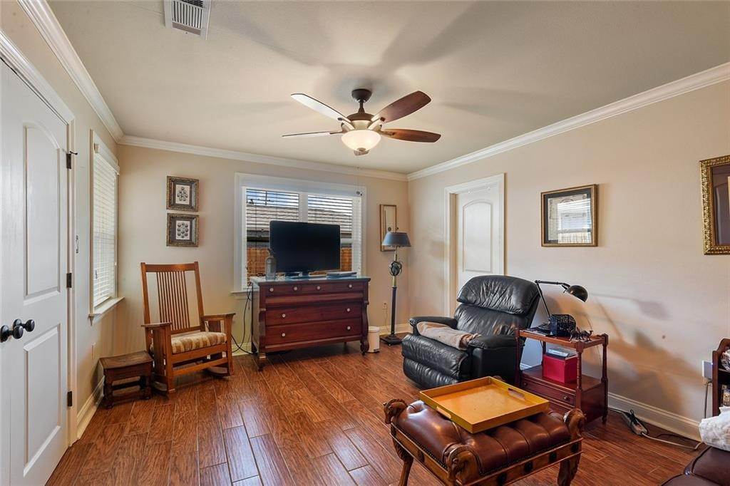 19. Single Family Homes for Sale at 6423 CANAL Boulevard 6423 CANAL Boulevard New Orleans, Louisiana 70124 United States