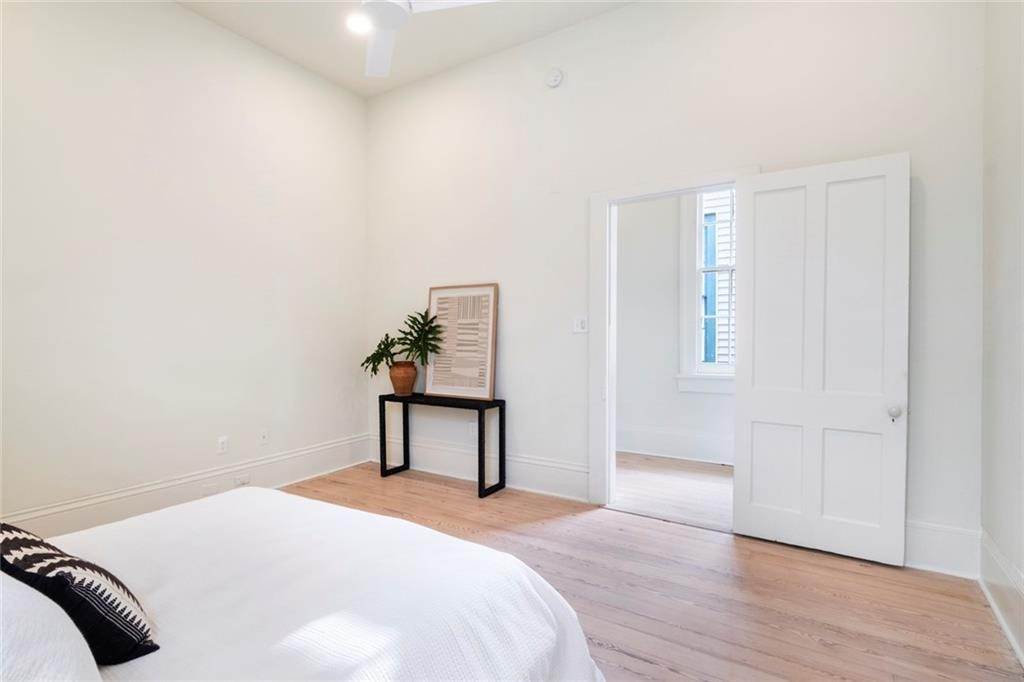 6. Single Family Homes for Sale at 2412 ANNUNCIATION Street 2412 ANNUNCIATION Street New Orleans, Louisiana 70130 United States