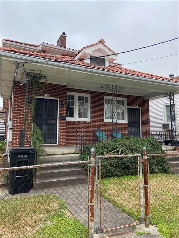 8. Single Family Homes for Sale at 1025 VALENCE Street 1025 VALENCE Street New Orleans, Louisiana 70115 United States