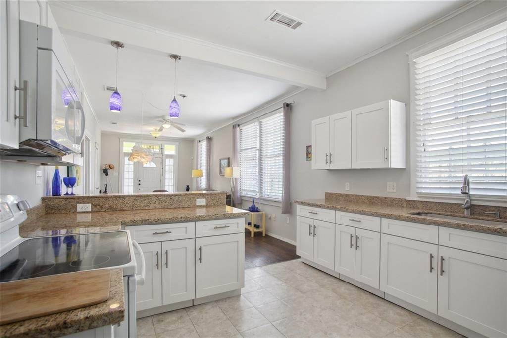 5. Single Family Homes for Sale at 1717 PAINTERS Street 1717 PAINTERS Street New Orleans, Louisiana 70117 United States