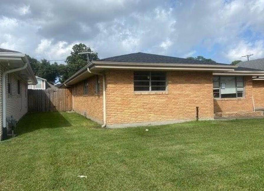 6. Single Family Homes for Sale at 37 GRETNA Boulevard 37 GRETNA Boulevard Gretna, Louisiana 70053 United States
