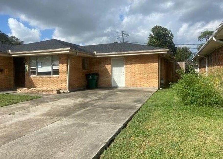 7. Single Family Homes for Sale at 37 GRETNA Boulevard 37 GRETNA Boulevard Gretna, Louisiana 70053 United States