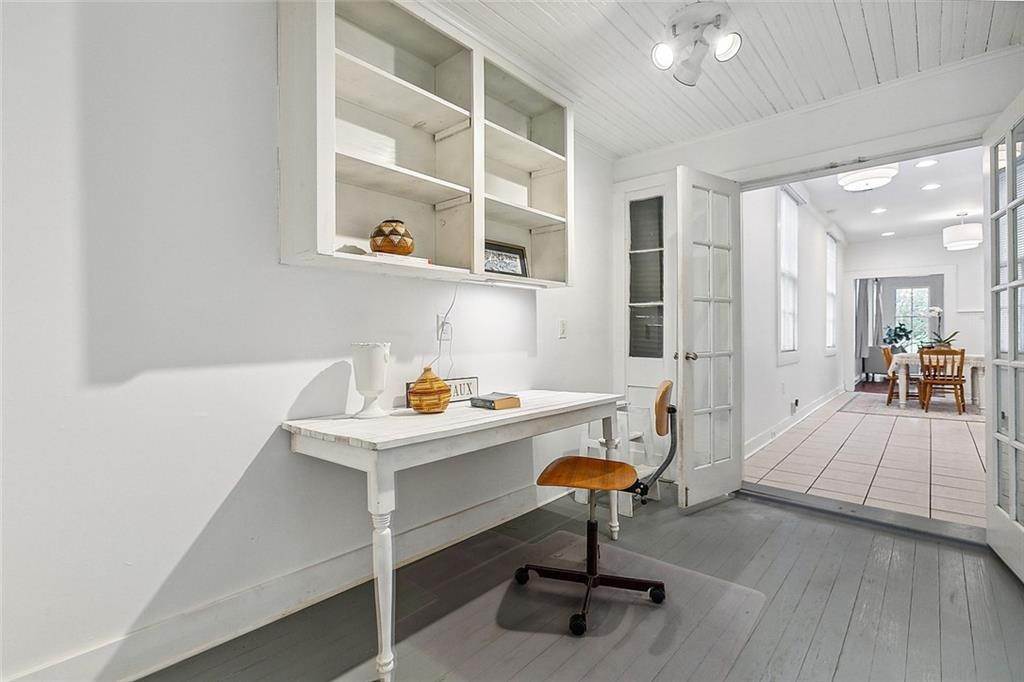 19. Single Family Homes for Sale at 723 BORDEAUX Street 723 BORDEAUX Street New Orleans, Louisiana 70115 United States