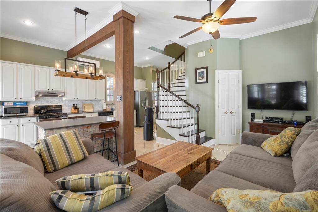 16. Single Family Homes for Sale at 409 PACIFIC Avenue 409 PACIFIC Avenue New Orleans, Louisiana 70114 United States