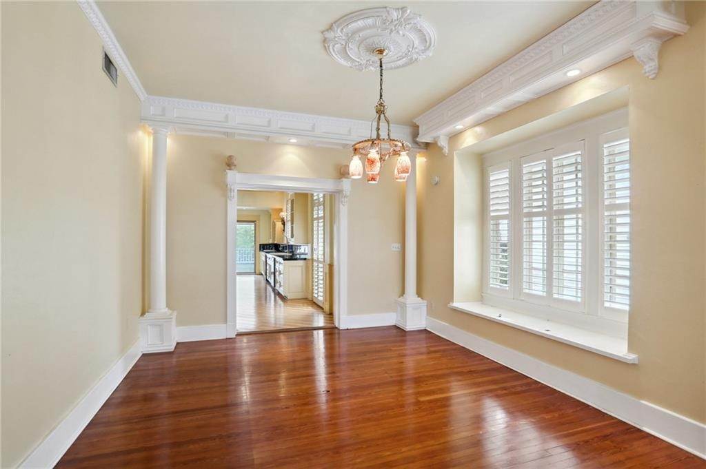 7. Single Family Homes for Sale at 47 FONTAINEBLEAU Drive 47 FONTAINEBLEAU Drive New Orleans, Louisiana 70125 United States