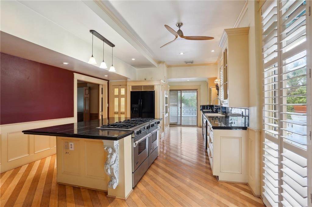 8. Single Family Homes for Sale at 47 FONTAINEBLEAU Drive 47 FONTAINEBLEAU Drive New Orleans, Louisiana 70125 United States