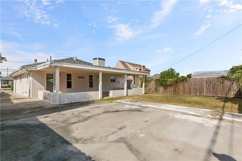 13. Single Family Homes for Sale at 3121 METAIRIE Court 3121 METAIRIE Court Metairie, Louisiana 70002 United States
