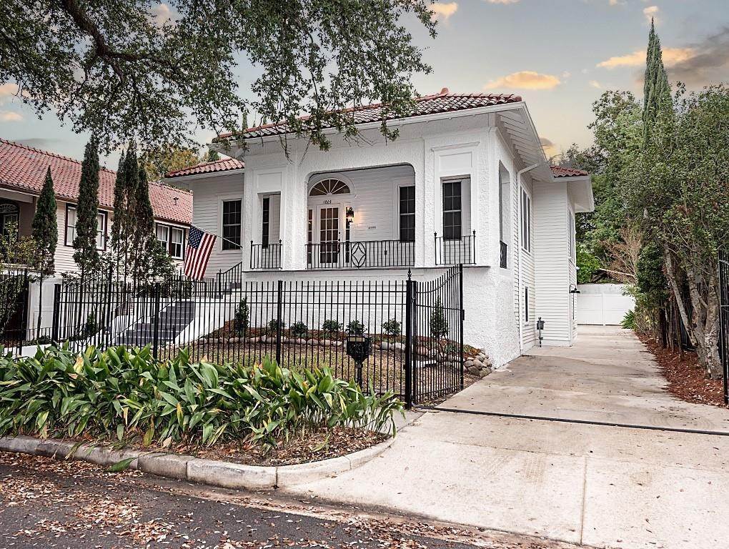 Single Family Homes for Sale at 1023 HARDING Drive 1023 HARDING Drive New Orleans, Louisiana 70119 United States