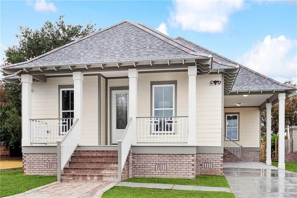 Single Family Homes for Sale at 2514 LAPLACE Drive 2514 LAPLACE Drive Chalmette, Louisiana 70043 United States