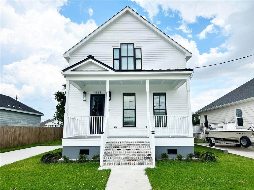 Single Family Homes for Sale at 1823 ALEXANDER Avenue 1823 ALEXANDER Avenue Arabi, Louisiana 70032 United States