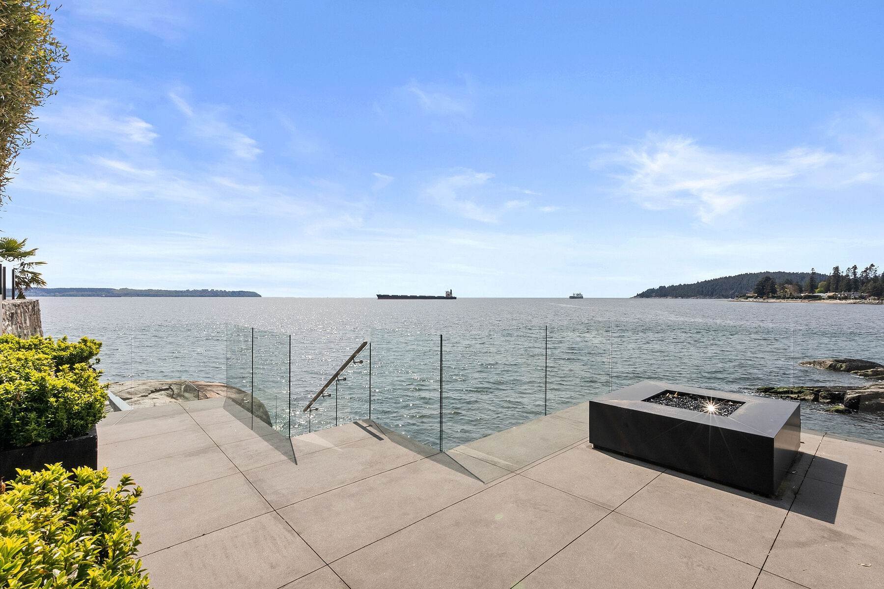 43. Single Family Homes for Sale at Stunning Waterfront Home 3906 Marine Drive West Vancouver, British Columbia V7V 1N4 Canada