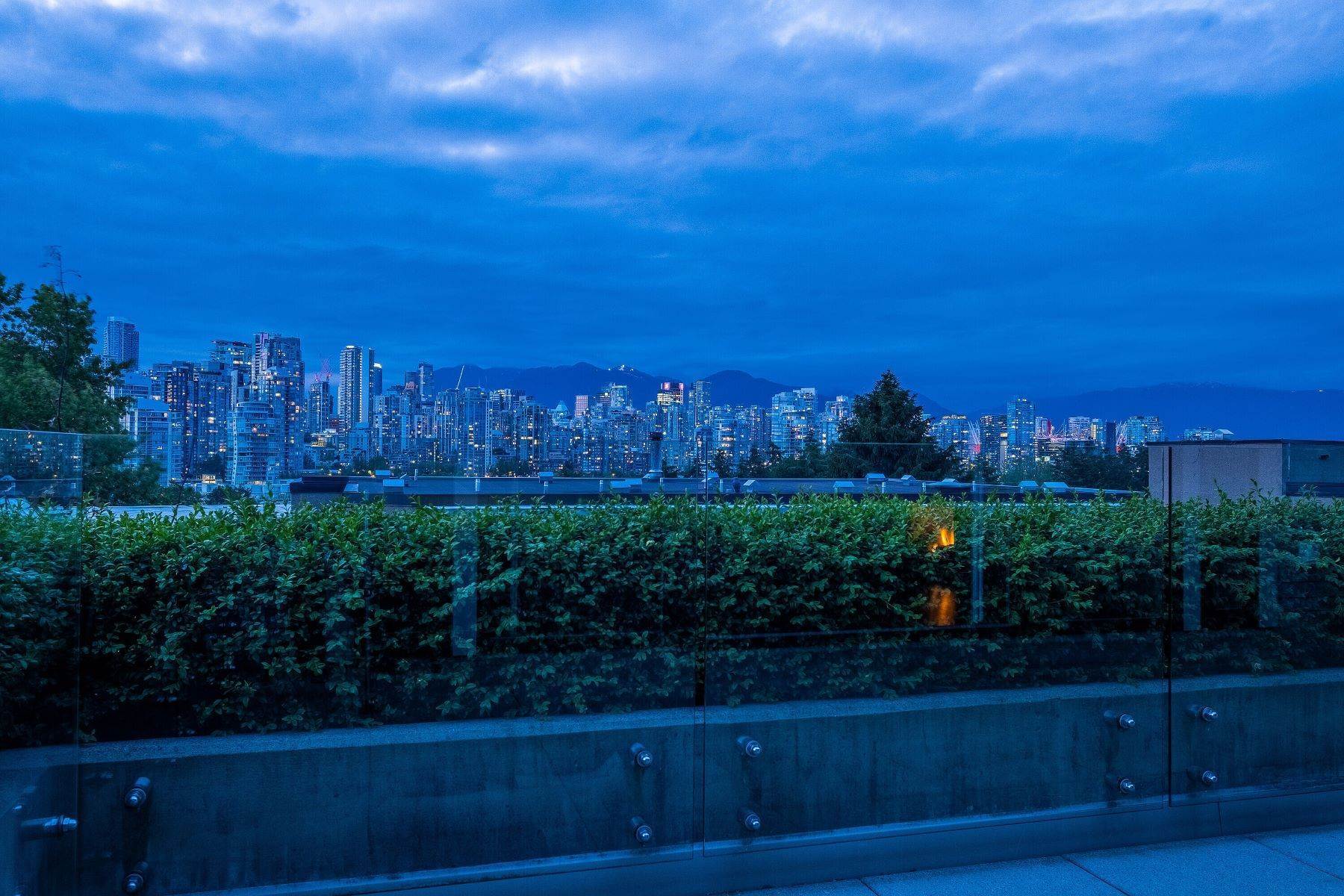 26. Condominiums for Sale at Vancouver West, Greater Vancouver 101 977 W 8th Avenue Vancouver, British Columbia V5Z 1E4 Canada