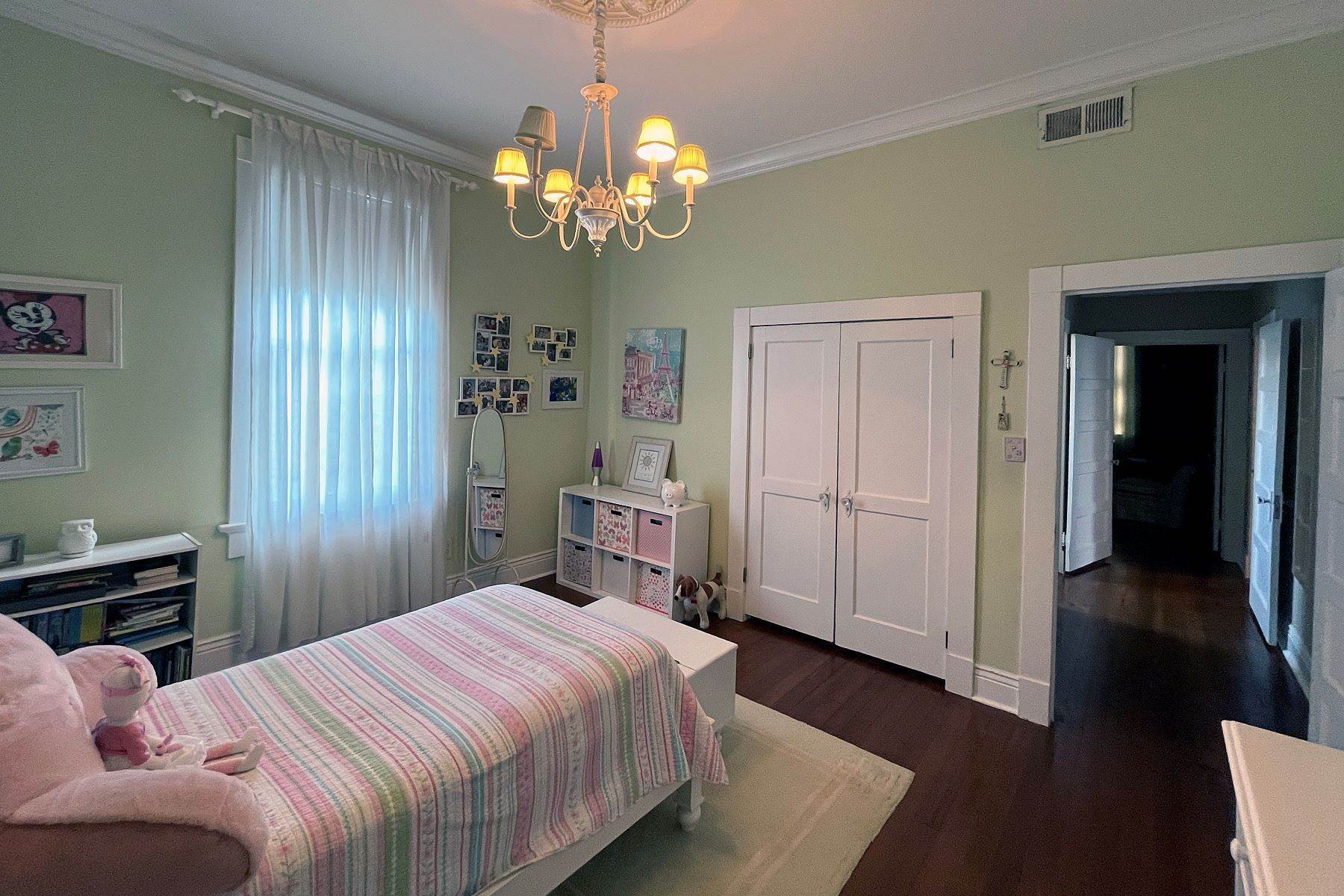 16. Single Family Homes for Sale at 6831 West End BoulevardErick 6831 West End Boulevard New Orleans, Louisiana 70124 United States