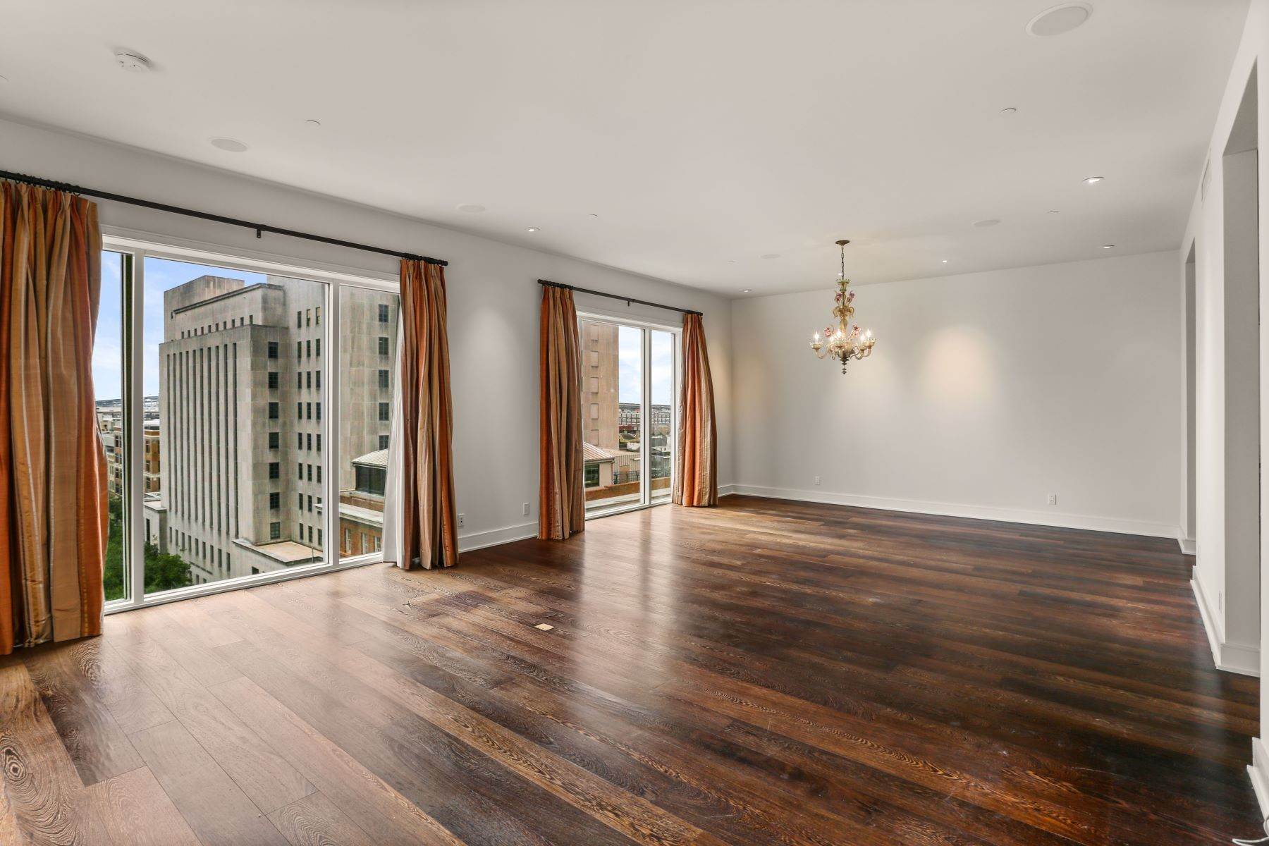 5. Condominiums for Sale at 625 ST CHARLES Avenue Unit#8B 625 St Charles Avenue, Unit #8B New Orleans, Louisiana 70130 United States