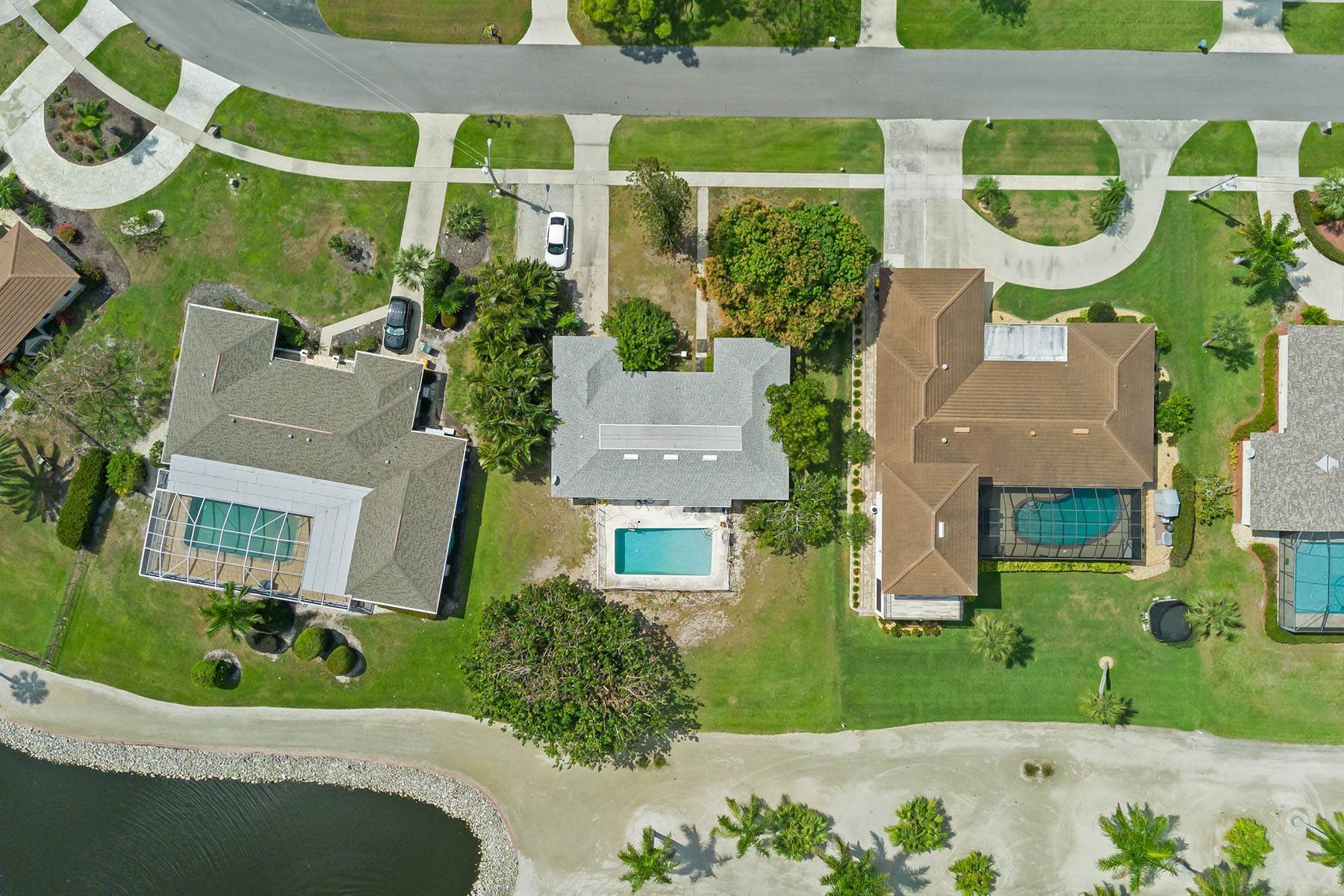 12. Single Family Homes for Sale at MARCO ISLAND 475 Echo Circle Marco Island, Florida 34145 United States