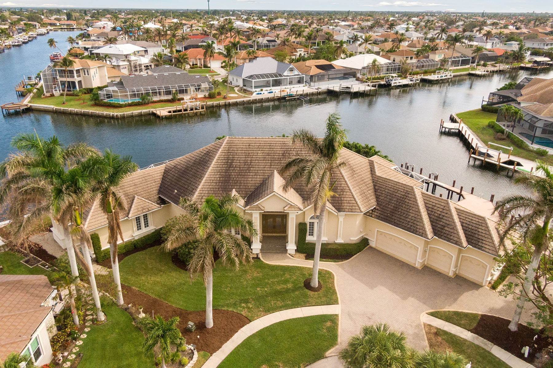 Single Family Homes for Sale at MARCO ISLAND 824 Caribbean Court Marco Island, Florida 34145 United States