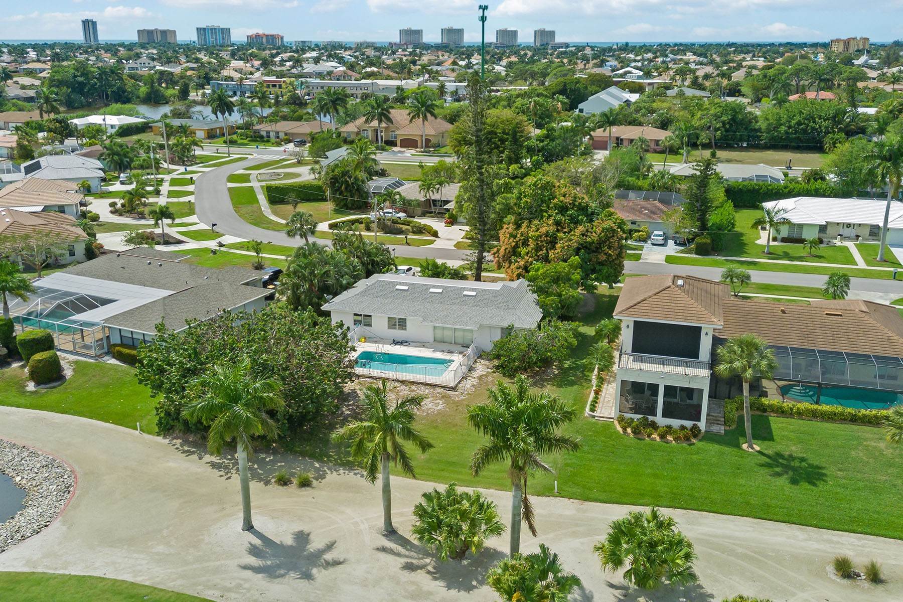 15. Single Family Homes for Sale at MARCO ISLAND 475 Echo Circle Marco Island, Florida 34145 United States