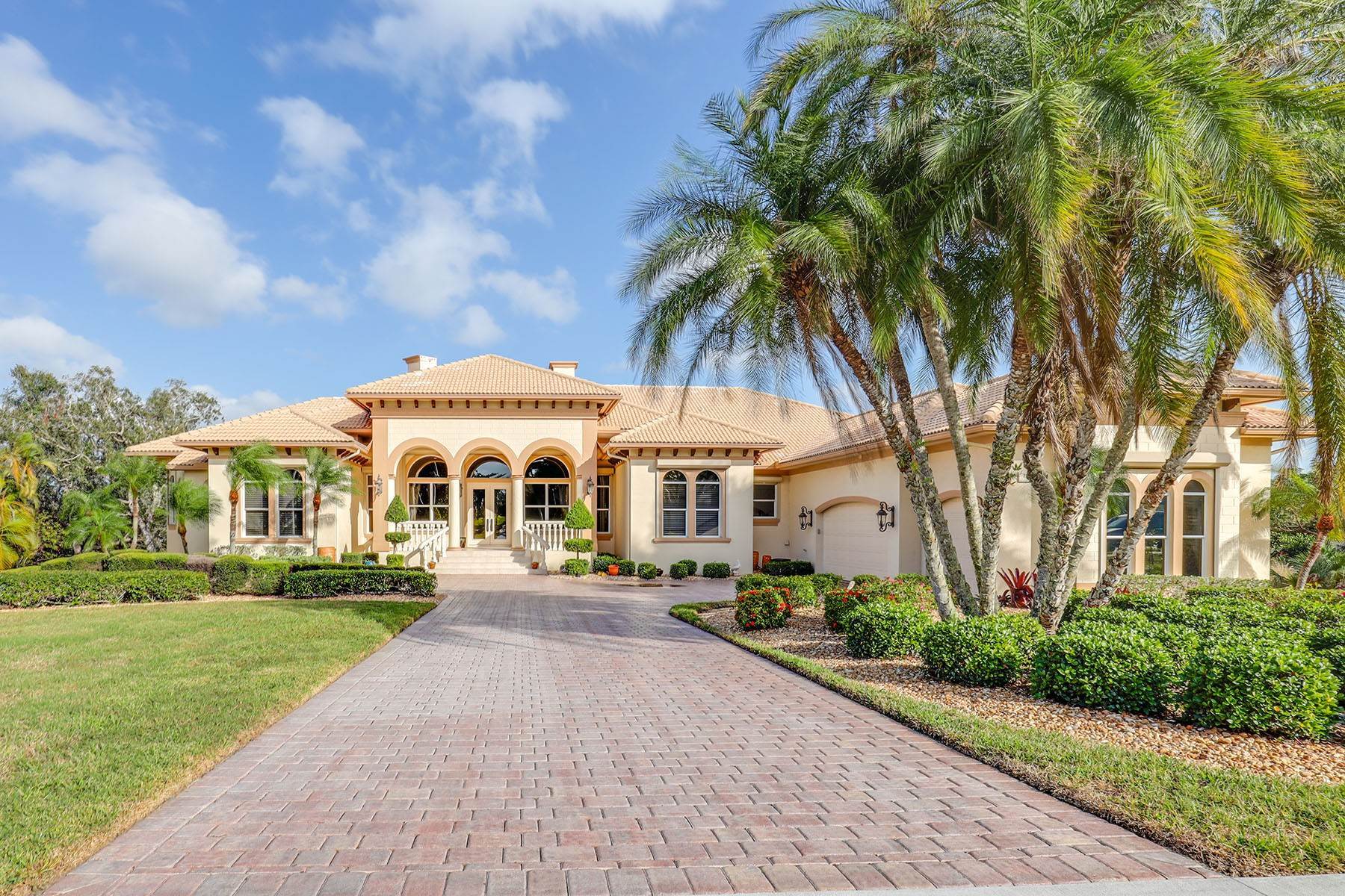 Single Family Homes for Sale at MARCO ISLAND 729 Inlet Drive Marco Island, Florida 34145 United States