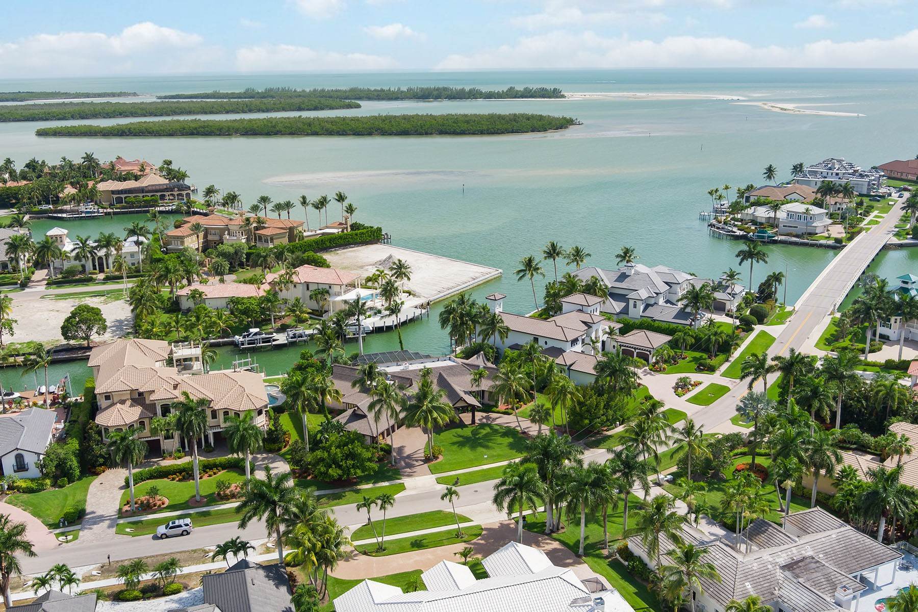 31. Single Family Homes for Sale at MARCO ISLAND - ESTATES 1535 Caxambas Court Marco Island, Florida 34145 United States