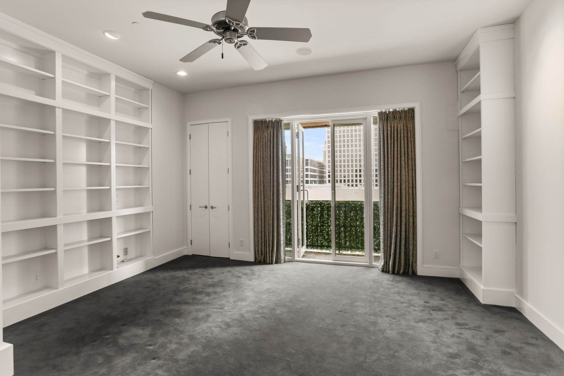 18. Condominiums for Sale at 625 ST CHARLES Avenue Unit#8B 625 St Charles Avenue, Unit #8B New Orleans, Louisiana 70130 United States