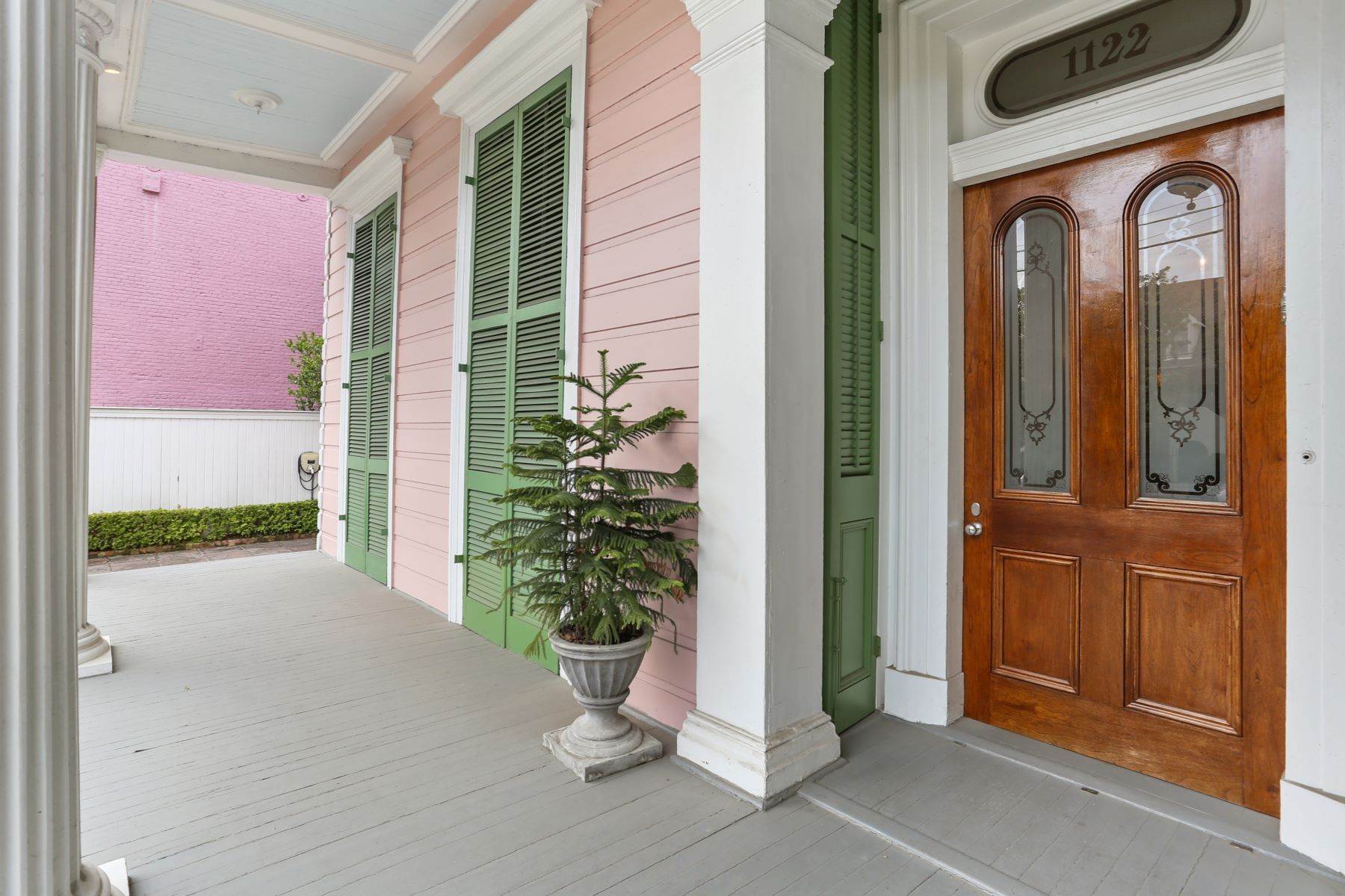 4. Single Family Homes for Sale at 1122 Jackson Avenue New Orleans, Louisiana 70130 United States