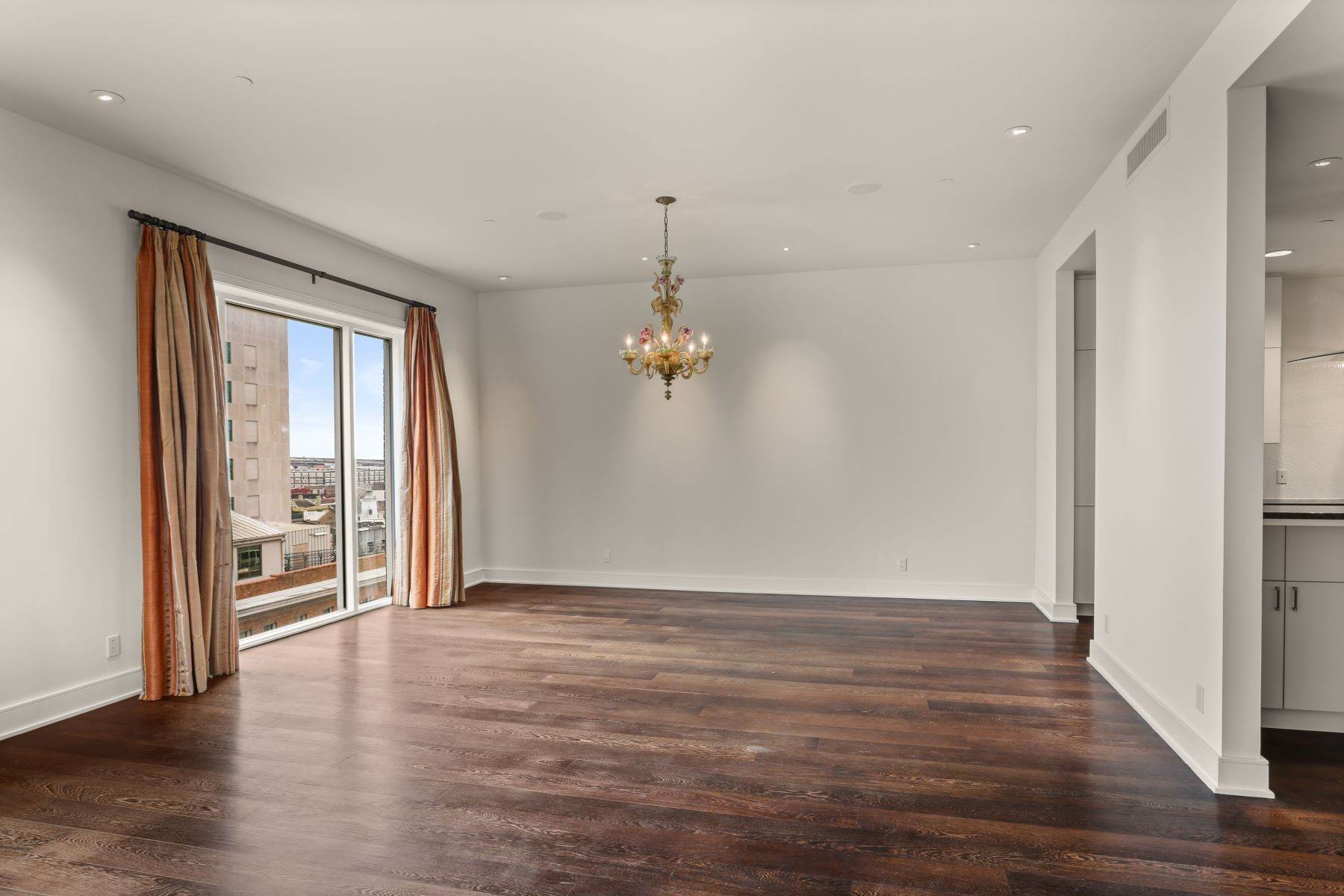 4. Condominiums for Sale at 625 ST CHARLES Avenue Unit#8B 625 St Charles Avenue, Unit #8B New Orleans, Louisiana 70130 United States